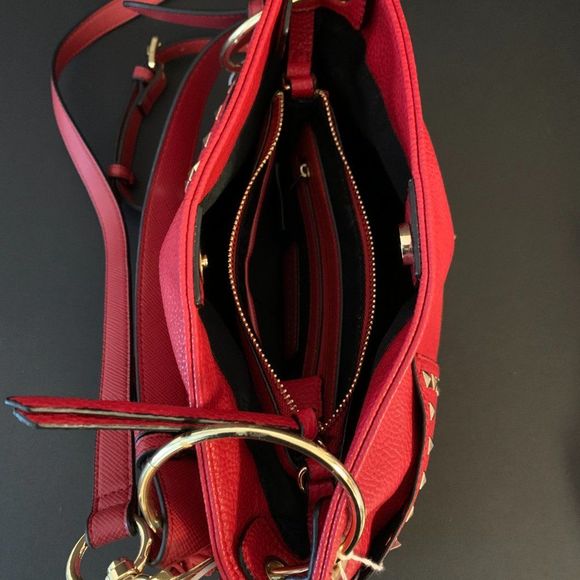 Steve Madden B Tammie Red Bucket Purse with half disc tassel hoop earrings - Picture 11 of 12